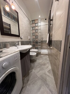 Douche, sèche-cheveux, bidet, serviettes fournies