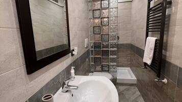 Dusche, Haartrockner, Bidet, HandtĂŒcher