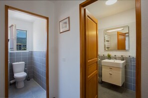 Shower, towels