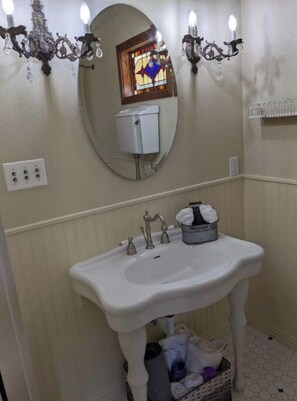 Combined shower/bathtub, hair dryer, towels, soap