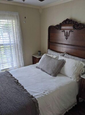1 bedroom, iron/ironing board, free WiFi, bed sheets - Victorian Cottage (Granbury)