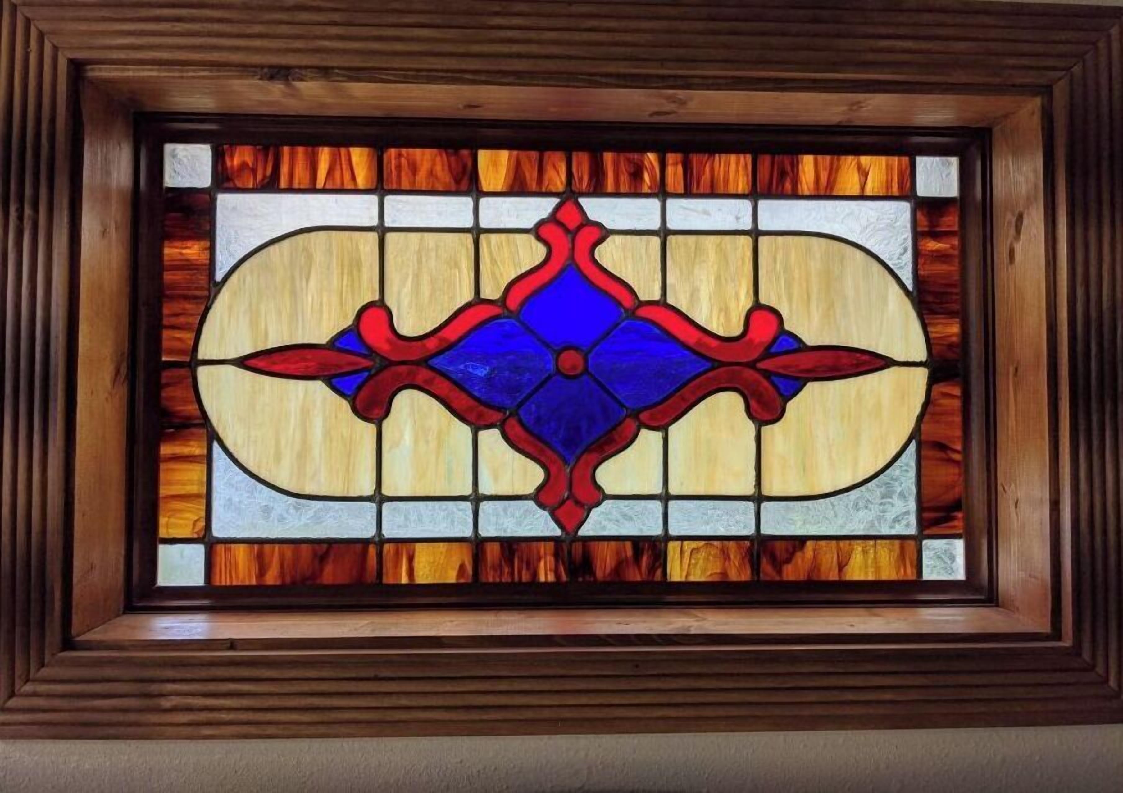 Una ventana de vidrio emplomado con un diseño geométrico.