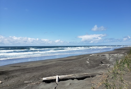 Modern renovated family friendly home close to beach and restaurants