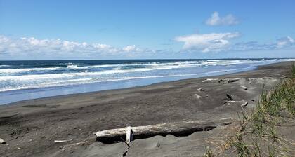 Modern renovated family friendly home close to beach and restaurants