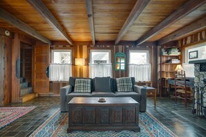 TV - Historic Cottage w/ Beautiful Oceanfront View (Marshfield)