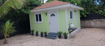 Affordable Quiet Cottage 7 mins from Downtown Nassau/ Paradise Island