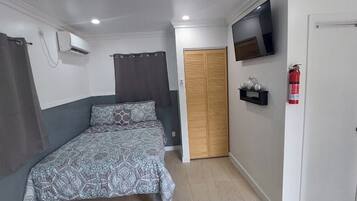 1 bedroom, desk, iron/ironing board, WiFi
