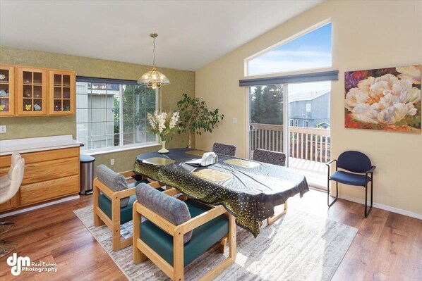 Interior - 2 Bedroom 2 Bathroom Home Near Anchorage Golf Course and Zoo (Anchorage)