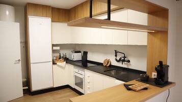 Een koelkast, een magnetron, een oven, een kookplaat