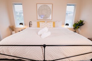 3 camere, una scrivania, ferro/asse da stiro, culla da viaggio