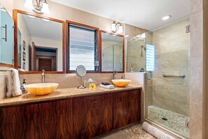 Ensemble douche/baignoire, sèche-cheveux, serviettes fournies, savon