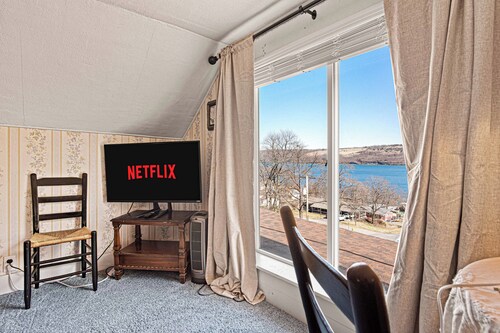 ★Lake Views ★ Hot tub ★ King Beds ★ Mins to All