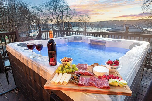 ★Lake Views ★ Hot tub ★ King Beds ★ Mins to All