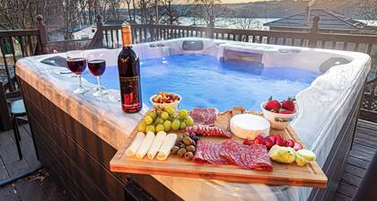 â
Lake Views â
Hot tub â
King Beds â
Mins to All