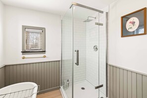 Badewanne, Haartrockner, Handtücher, Seife