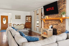 Una Smart TV, un futbolín, libros