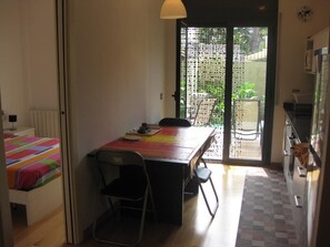 Dining - Apartment in the Center of Girona for 5 People (Girona)