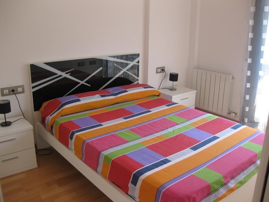 1 dormitorio, tabla de planchar con plancha, ropa de cama