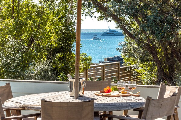 Outdoor dining - All day sun house with metres away from the golden sands of Onetangi Beach. (Waiheke Island)