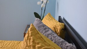 A bed with a yellow blanket, a gray pillow, and a yellow pillow. - Wake & Bake Vegas (Las Vegas)