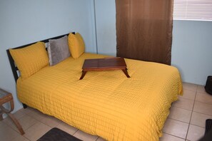 1 bedroom, desk
