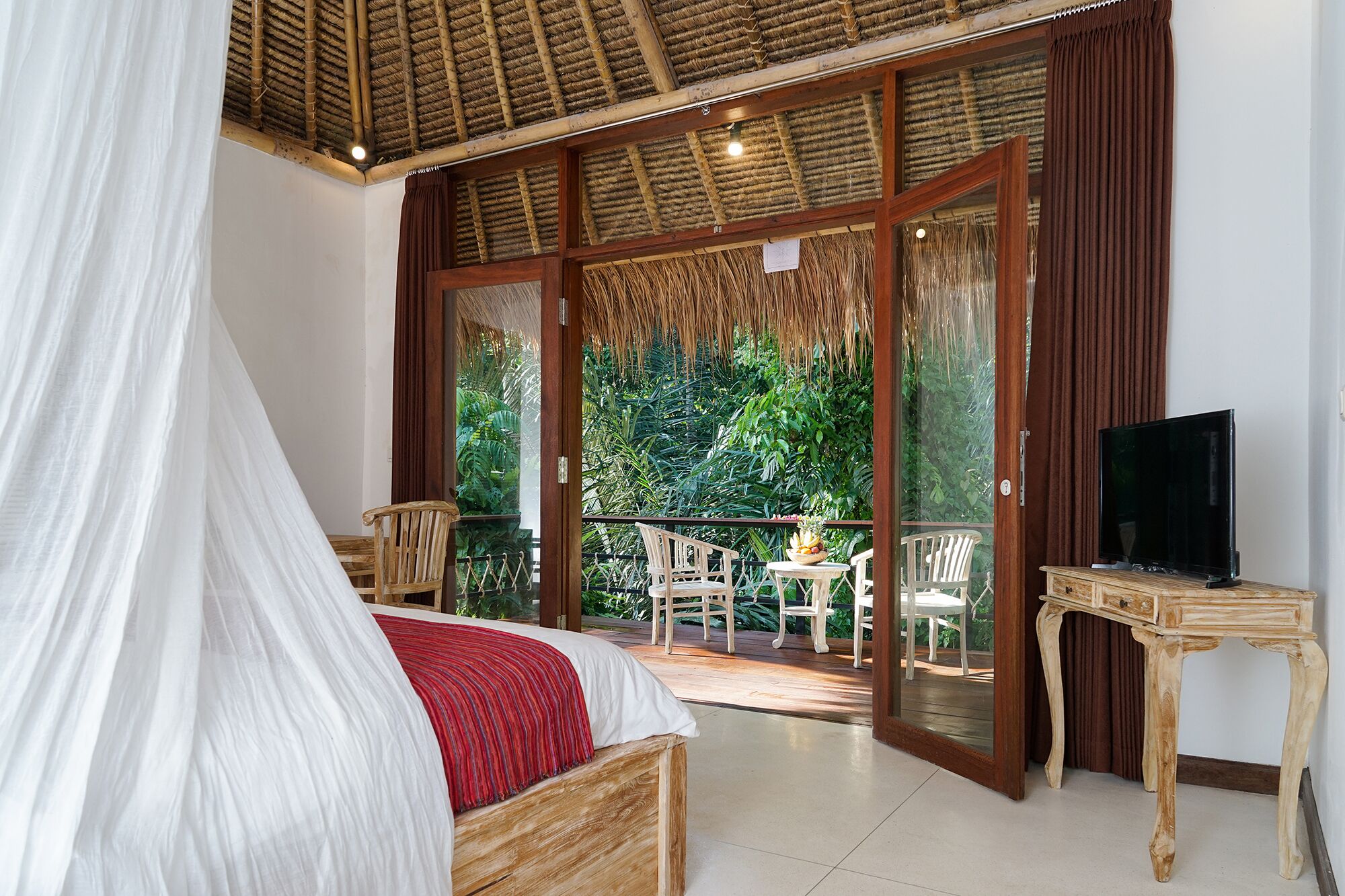 3 bedrooms, desk, WiFi, bed sheets