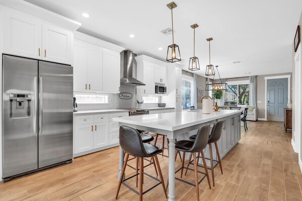 Réfrigérateur, four à micro-ondes, un four, surface de cuisson