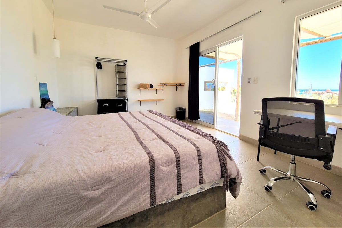 Doppia Comfort, 1 letto king, vista oceano parziale | Wi-Fi gratuito, lenzuola