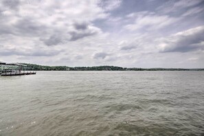 Ein ruhiger See mit einem Steg, der ins Wasser ragt.