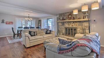 Télévision, cheminée, chaîne hi-fi, imprimantes