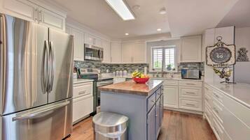 Réfrigérateur, micro-ondes, plaque de cuisson, lave-vaisselle