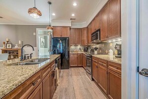 Fridge, microwave, oven, stovetop - Golf Haven: Luxe 4-Bed Retreat Near Myrtle Beach (Murrells Inlet)
