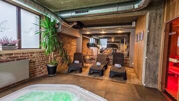 Indoor spa tub