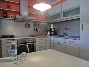 Kühlschrank, Mikrowelle, Ofen, Herdplatte