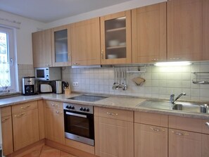 Fridge, microwave, oven, stovetop - Apartment i16 - 2-room apartment close to the beach on the 1st floor for 3 persons, WLAN is included. (Graal-Müritz)