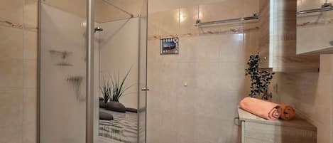 Douche, sĂšche-cheveux