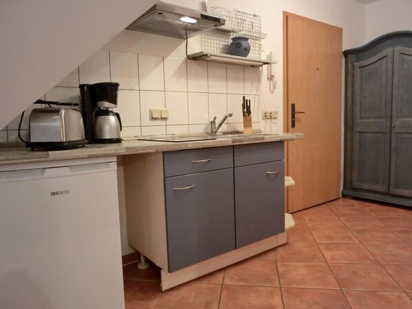 Kühlschrank, Herdplatte, Wasserkocher mit Kaffee-/Teezubehör