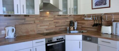 Fridge, oven, stovetop, dishwasher