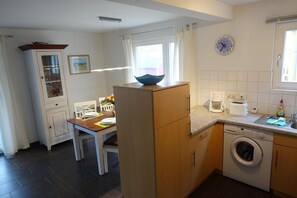 Fridge, microwave, oven, stovetop - Apartment W18.1.S - 3-room apartment for 4 pers. on the 1st floor, WLAN, close to the beach (Graal-Müritz)