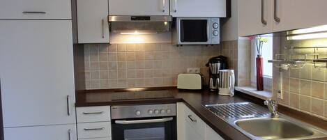 Geladeira, micro-ondas, fogão, cooktop