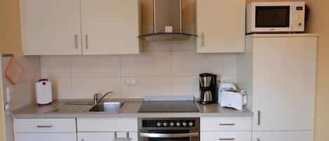 Kühlschrank, Mikrowelle, Ofen, Geschirrspüler