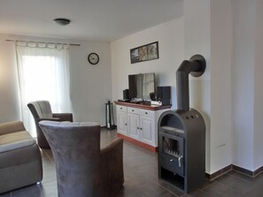 TV - Apartment W18.2.N - 3-room apartment for 4 pers. on the 2nd floor, close to the beach (Graal-Müritz)