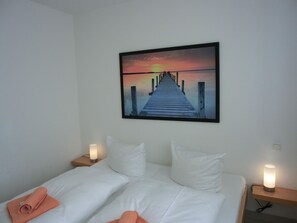 2 Schlafzimmer, Schreibtisch