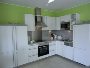 Fridge, microwave, oven, stovetop - Apartment KK29 - 3 room apartment for 4 people. on the 1st floor (Graal-Müritz)