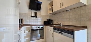 Kühlschrank, Mikrowelle, Ofen, Herdplatte