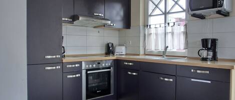 Kühlschrank, Mikrowelle, Ofen, Herdplatte