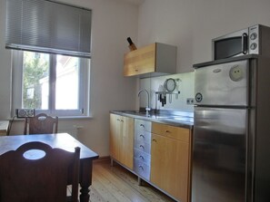 Kühlschrank, Herdplatte, Wasserkocher mit Kaffee-/Teezubehör