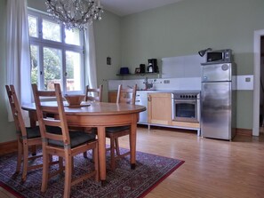 Kühlschrank, Ofen, Herdplatte, Wasserkocher mit Kaffee-/Teezubehör