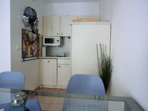 Geladeira, micro-ondas, cooktop, lava-louças