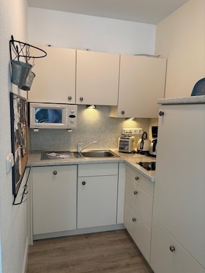 Wasserkocher mit Kaffee-/Teezubehör, Kühlschrank, Mikrowelle, Herdplatte